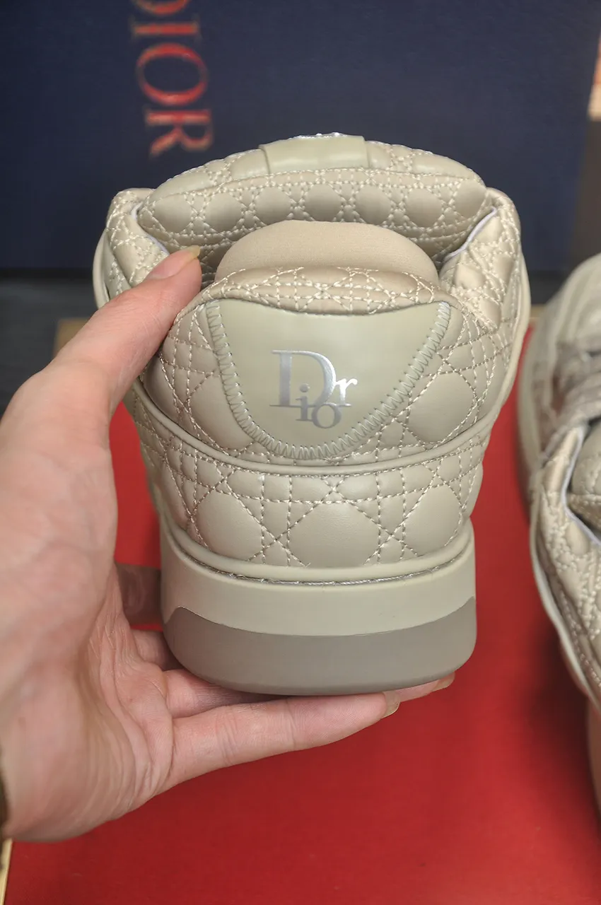 Men's men's shoes 💰: 800💶 (top original order) Brand: Dior (Dior) Standard code: Men's code 39-44 (45 customized) Grade: Same as the official website Material: Top original cowhide stitched together Original wear-resistant and lightweight outsole Style category: Fashionable casual shoes Distinguished luxury brand elements top luxury Color: Actual picture color